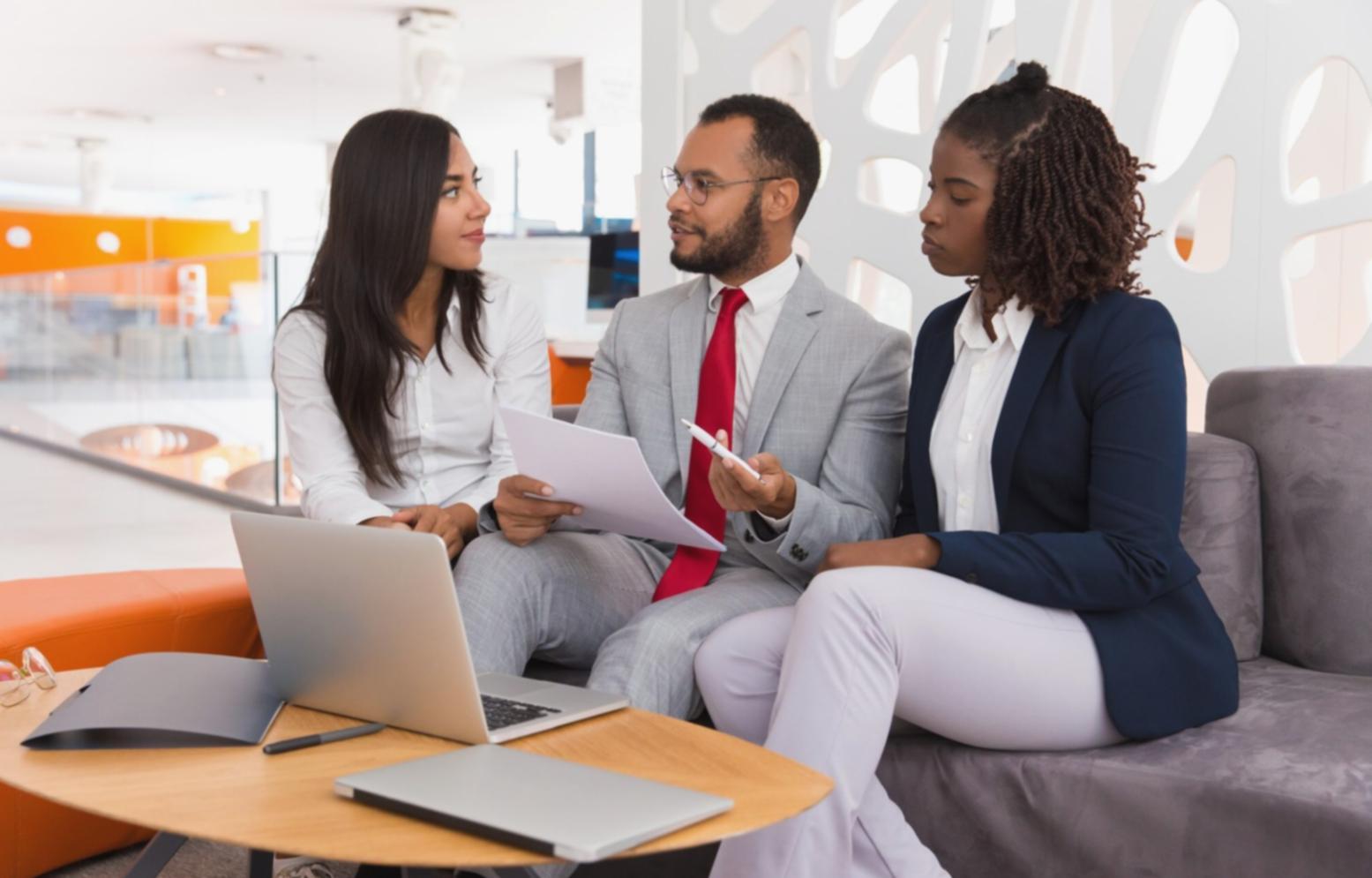 Session de formation budgétaire en entreprise avec équipe engagée